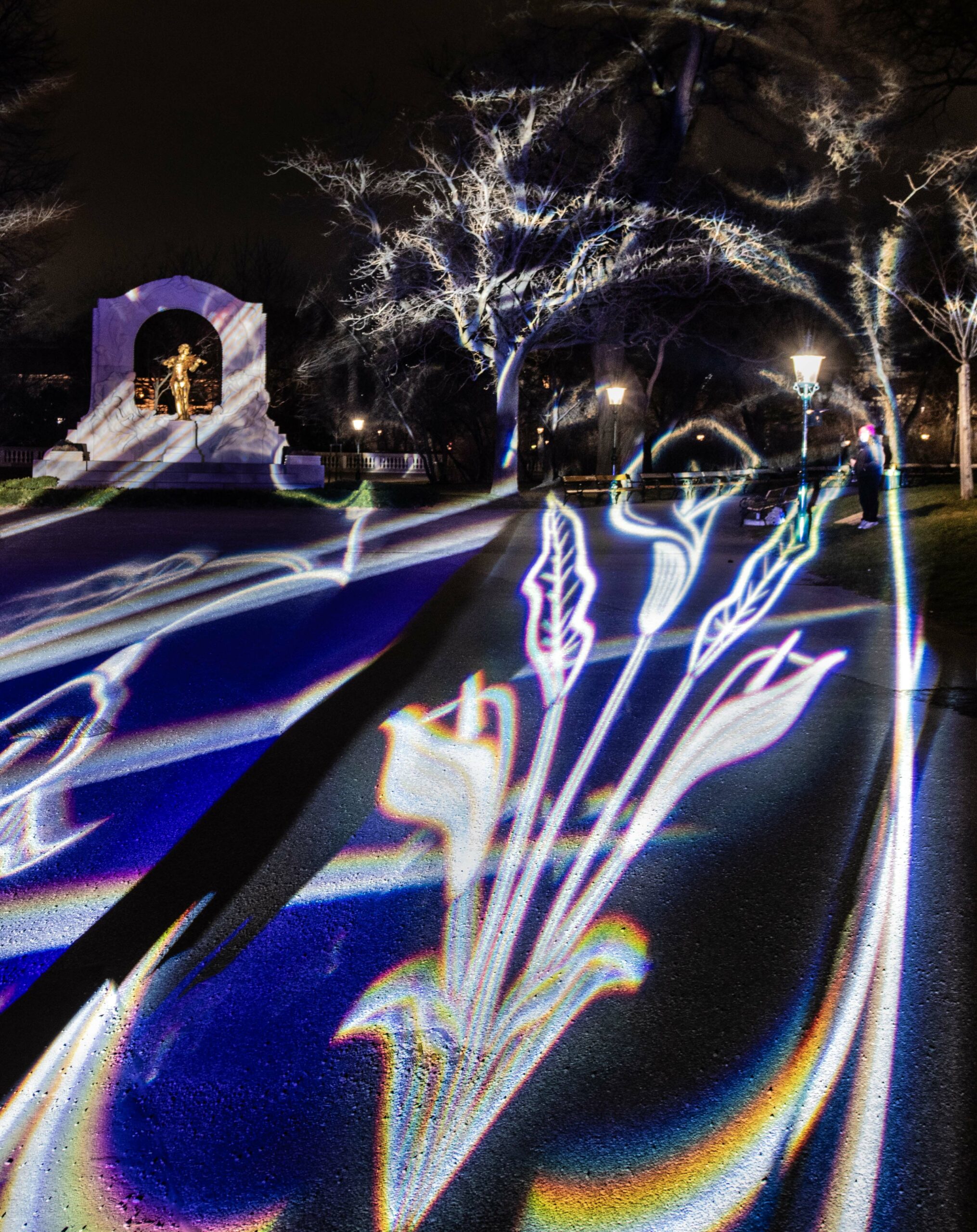 LichtStrauss - Licht- und Medienkunstwerk von Victoria Coeln im Stadtpark Wien