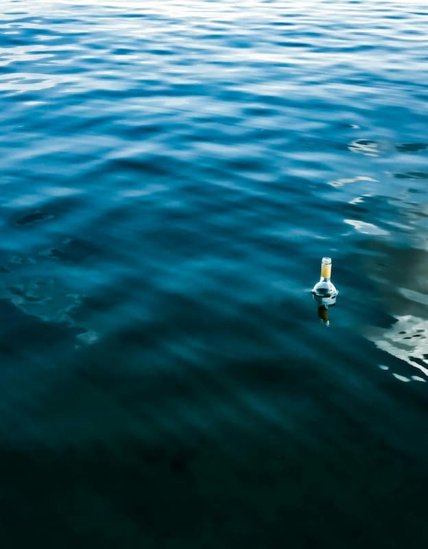 Flaschenpost im Meer