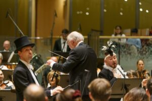 Walzersymphonie - KI Forschung trifft auf Johann Strauss / Mit Roland Neuwirth, Johannes Kalitzke, Bruckner Orchester Linz im Musikverein Wien 
