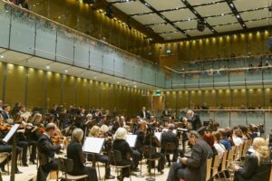 Walzersymphonie - KI Forschung trifft auf Johann Strauss / Mit Roland Neuwirth, Johannes Kalitzke, Bruckner Orchester Linz im Musikverein Wien 