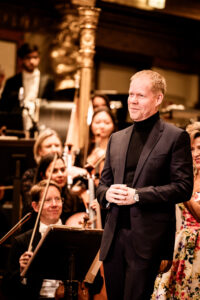 Hommage an Johann Strauss im Musikverein mit Anne-Sophie Mutter, Manfred Honeck, Max Richter, John Williams, Wiener Symphoniker und den Wiener Sängerknaben