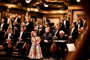 Hommage an Johann Strauss im Musikverein mit Anne-Sophie Mutter, Manfred Honeck, Max Richter, John Williams, Wiener Symphoniker und den Wiener Sängerknaben