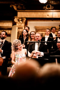 Hommage an Johann Strauss im Musikverein mit Anne-Sophie Mutter, Manfred Honeck, Max Richter, John Williams, Wiener Symphoniker und den Wiener Sängerknaben