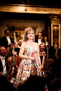Hommage an Johann Strauss im Musikverein mit Anne-Sophie Mutter, Manfred Honeck, Max Richter, John Williams, Wiener Symphoniker und den Wiener Sängerknaben