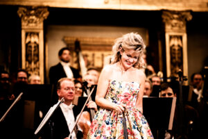 Hommage an Johann Strauss im Musikverein mit Anne-Sophie Mutter, Manfred Honeck, Max Richter, John Williams, Wiener Symphoniker und den Wiener Sängerknaben