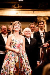Hommage an Johann Strauss im Musikverein mit Anne-Sophie Mutter, Manfred Honeck, Max Richter, John Williams, Wiener Symphoniker und den Wiener Sängerknaben