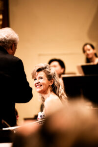 Hommage an Johann Strauss im Musikverein mit Anne-Sophie Mutter, Manfred Honeck, Max Richter, John Williams, Wiener Symphoniker und den Wiener Sängerknaben