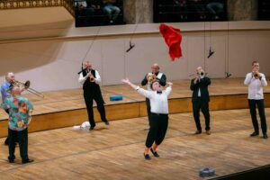 Strau$$ - Ein Tänzchen zwischen den Stühlen von Johann Strauss Strauss 2025 Wien und Mnozil Brazz