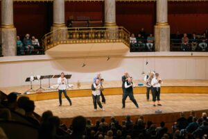 Strau$$ - Ein Tänzchen zwischen den Stühlen von Johann Strauss Strauss 2025 Wien und Mnozil Brazz