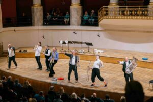 Strau$$ - Ein Tänzchen zwischen den Stühlen von Johann Strauss Strauss 2025 Wien und Mnozil Brazz