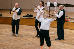 Strau$$ - Ein Tänzchen zwischen den Stühlen von Johann Strauss Strauss 2025 Wien und Mnozil Brazz