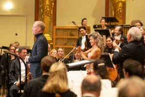 Hommage an Johann Strauss im Musikverein mit Anne-Sophie Mutter, Manfred Honeck, Max Richter, John Williams, Wiener Symphoniker und den Wiener Sängerknaben
