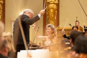 Hommage an Johann Strauss im Musikverein mit Anne-Sophie Mutter, Manfred Honeck, Max Richter, John Williams, Wiener Symphoniker und den Wiener Sängerknaben