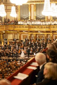 Hommage an Johann Strauss im Musikverein mit Anne-Sophie Mutter, Manfred Honeck, Max Richter, John Williams, Wiener Symphoniker und den Wiener Sängerknaben