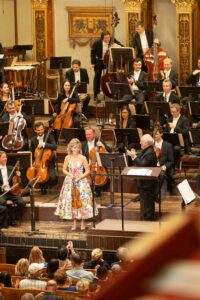 Hommage an Johann Strauss im Musikverein mit Anne-Sophie Mutter, Manfred Honeck, Max Richter, John Williams, Wiener Symphoniker und den Wiener Sängerknaben
