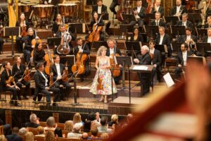 Hommage an Johann Strauss im Musikverein mit Anne-Sophie Mutter, Manfred Honeck, Max Richter, John Williams, Wiener Symphoniker und den Wiener Sängerknaben