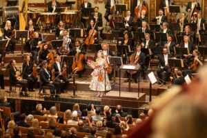 Hommage an Johann Strauss im Musikverein mit Anne-Sophie Mutter, Manfred Honeck, Max Richter, John Williams, Wiener Symphoniker und den Wiener Sängerknaben