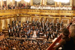 Hommage an Johann Strauss im Musikverein mit Anne-Sophie Mutter, Manfred Honeck, Max Richter, John Williams, Wiener Symphoniker und den Wiener Sängerknaben