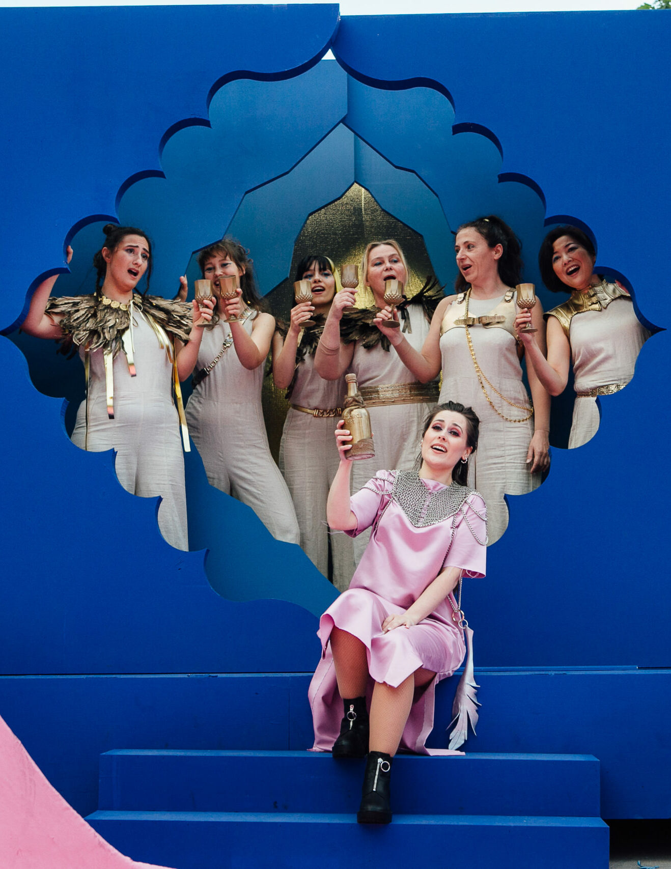 Indigo und die 23 Räuber*innen - Operettentour durch Wien mit Wir.Sind.Wien