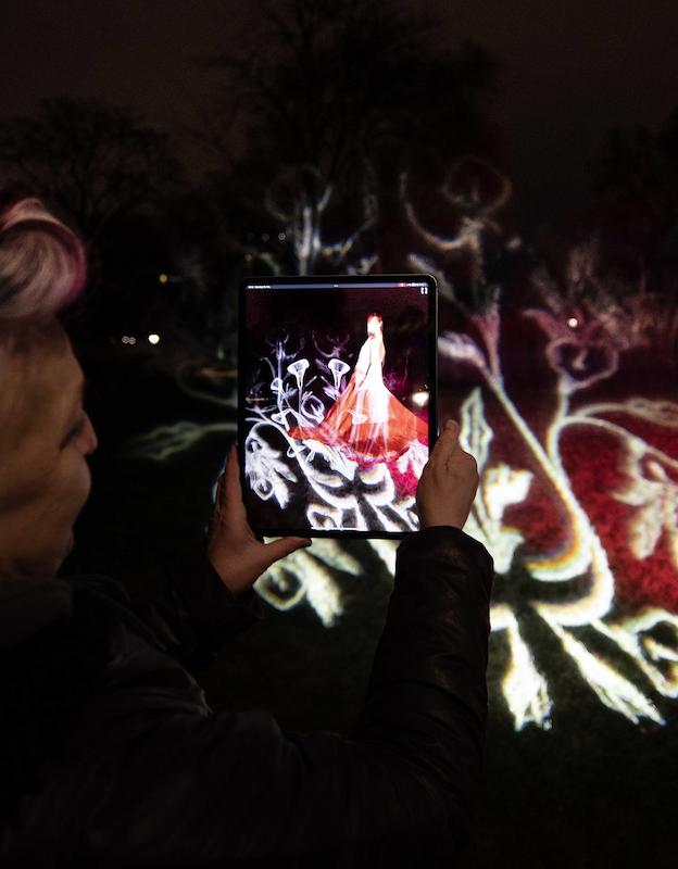 LichtStrauss Führungen - Licht- und Medienkunstwerk von Victoria Coeln im Stadtpark Wien